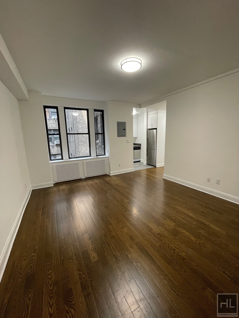 East 46 Street - Photo 0