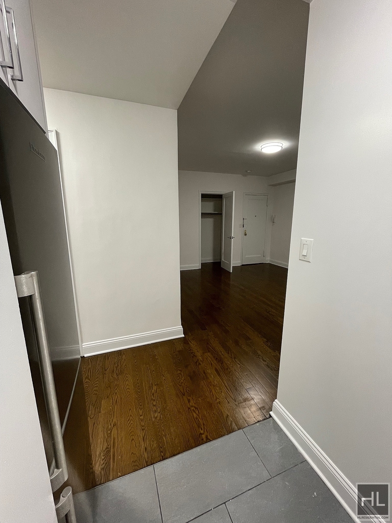 East 46 Street - Photo 9