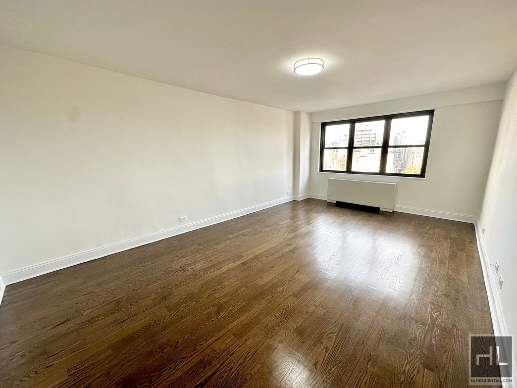 E 16 St - Photo 0