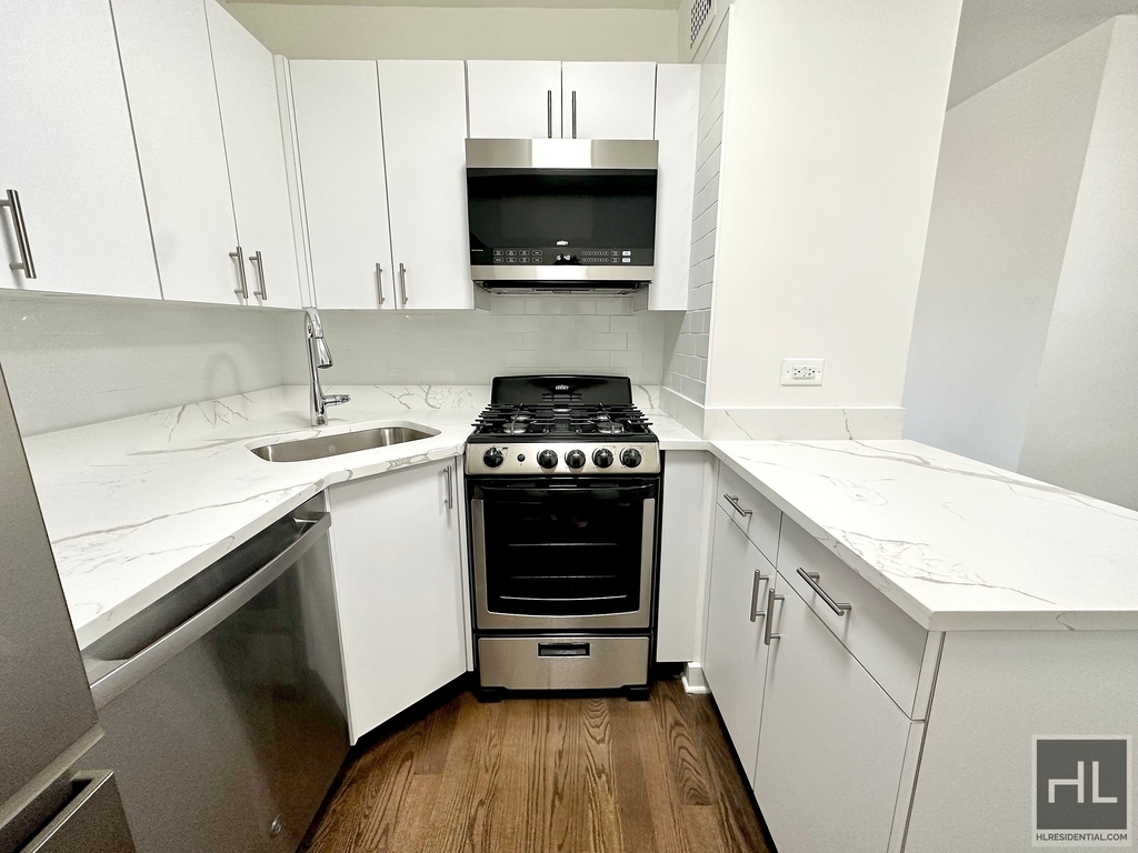 E 16 St - Photo 5