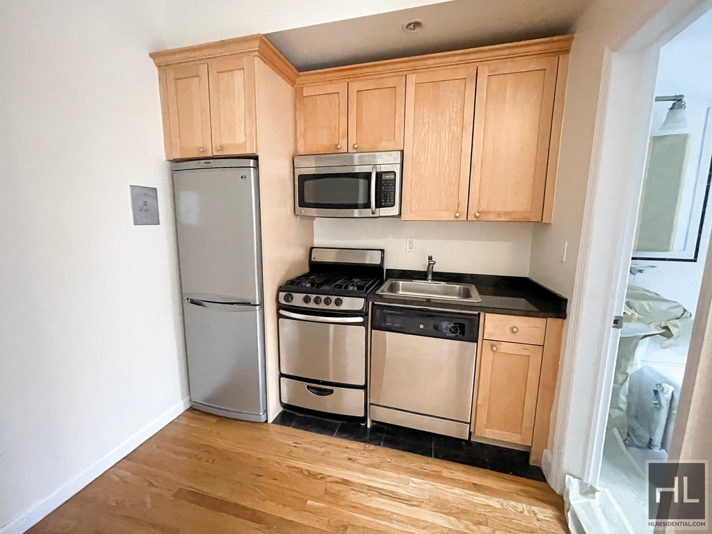 West 13 Street - Photo 2