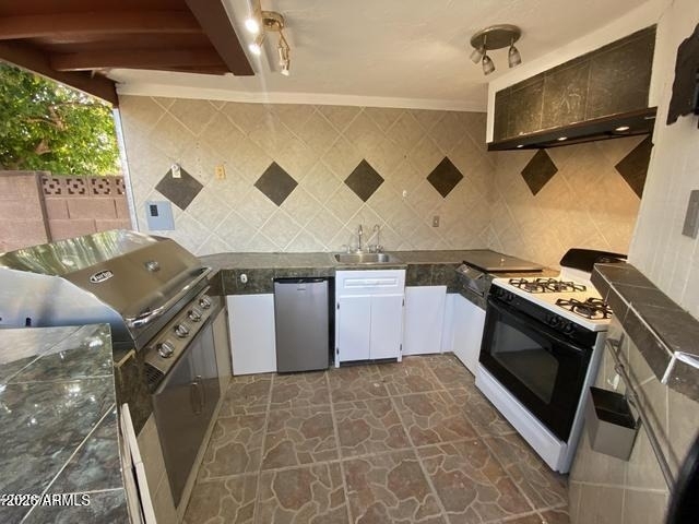 322 E Claremont Street - Photo 11
