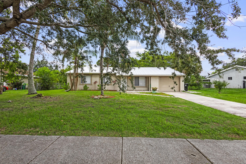 766 Sw Belmont Circle - Photo 0