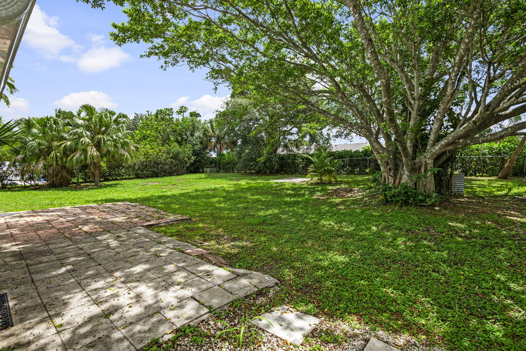 766 Sw Belmont Circle - Photo 1