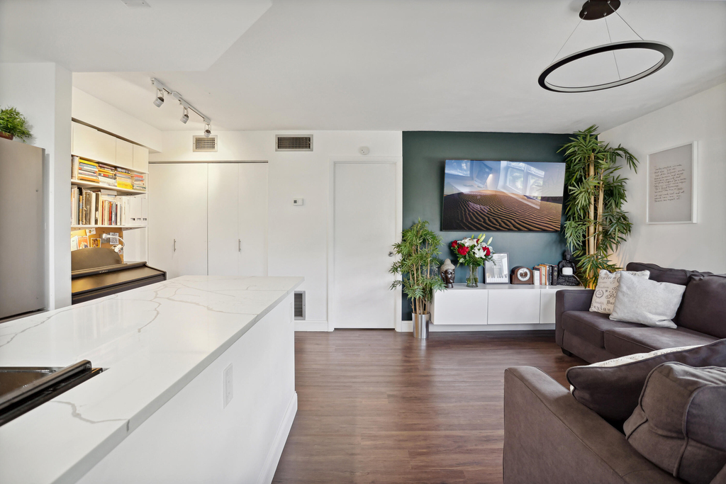 306 Ne 1st Avenue - Photo 2