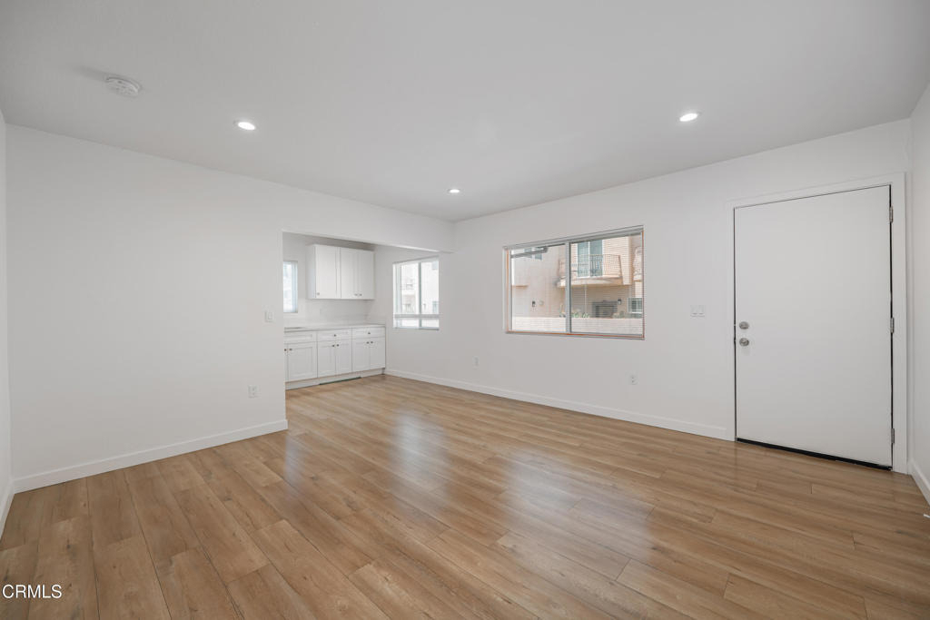 627 E Magnolia Boulevard - Photo 2