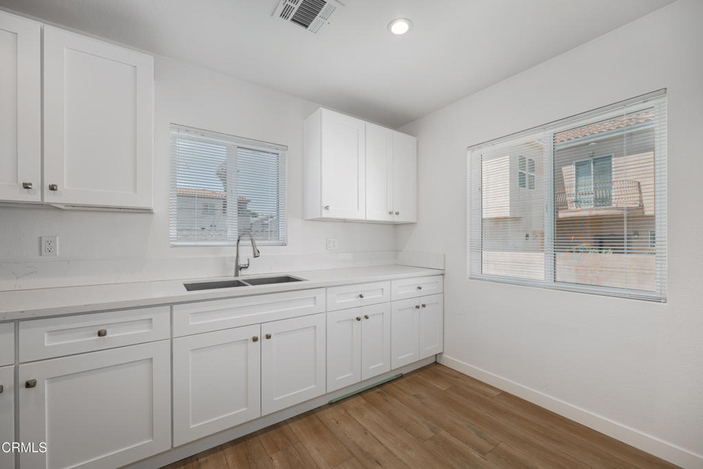 627 E Magnolia Boulevard - Photo 3