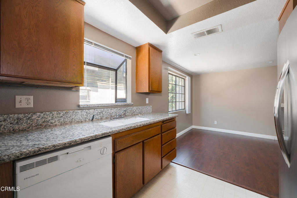 64 N Oak Avenue - Photo 3