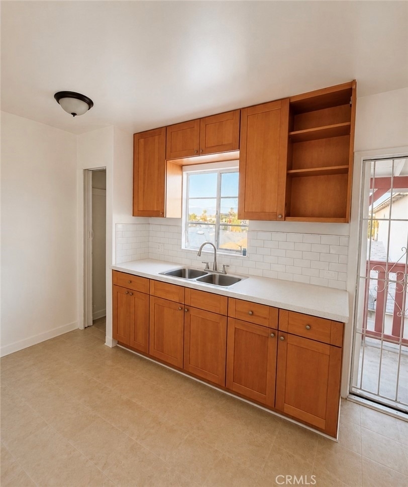 13350 Victory Blvd - Photo 2