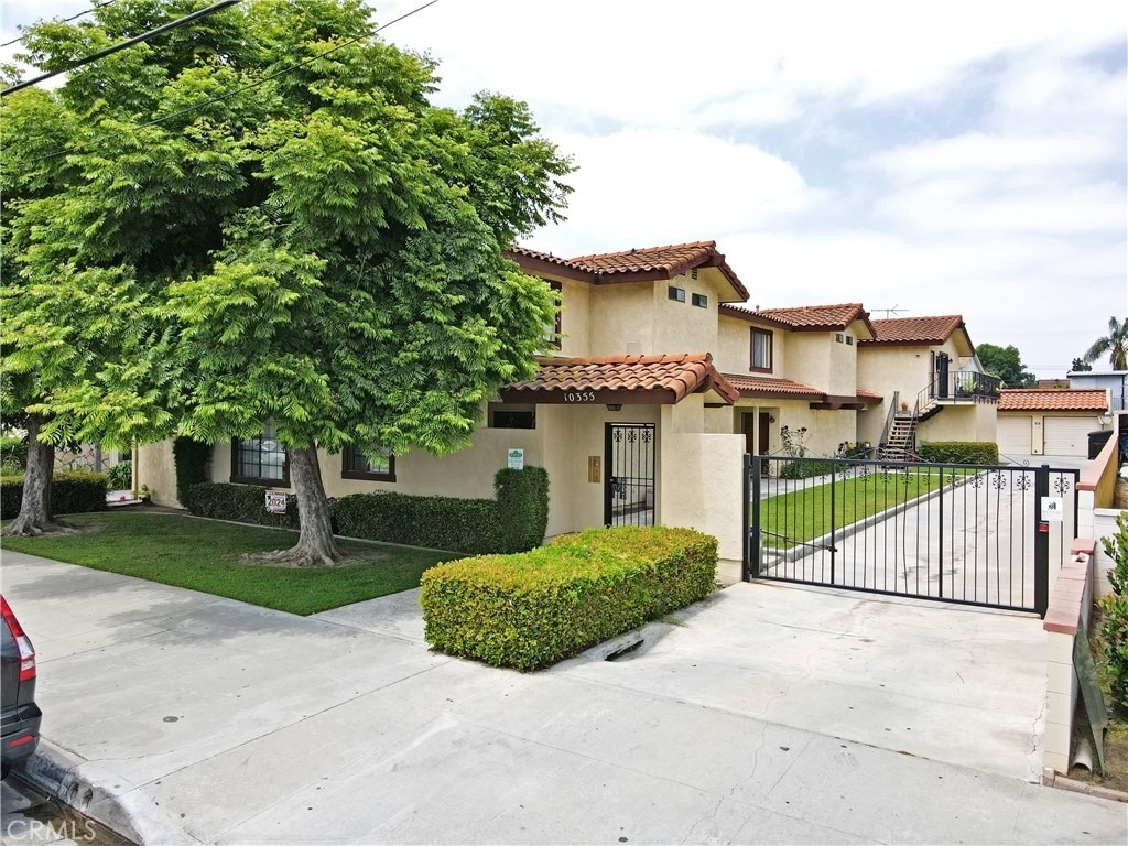 10355 La Reina Avenue - Photo 0