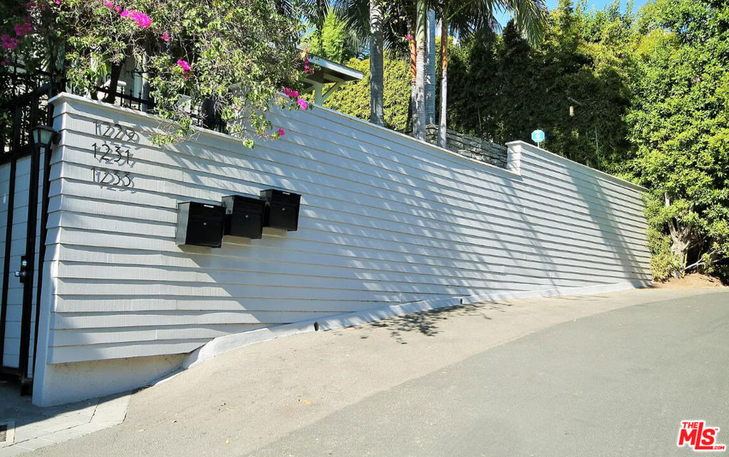 1233 Ozeta Terrace - Photo 39
