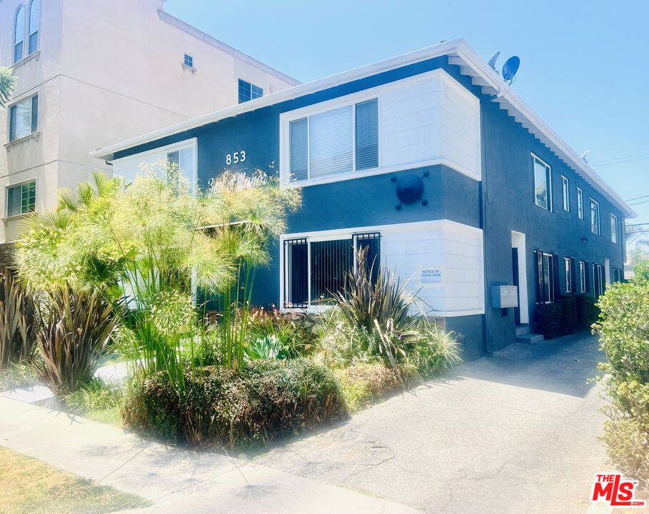 853 N Hudson Avenue - Photo 0