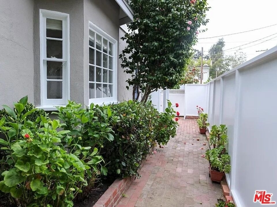1322 N Beverly Glen Boulevard - Photo 15