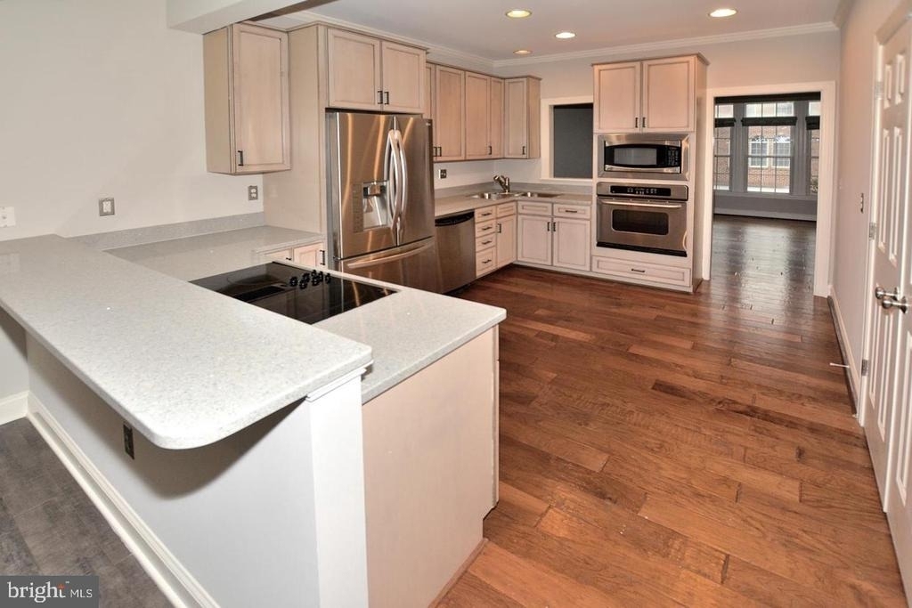 103 Washington Square Court - Photo 2