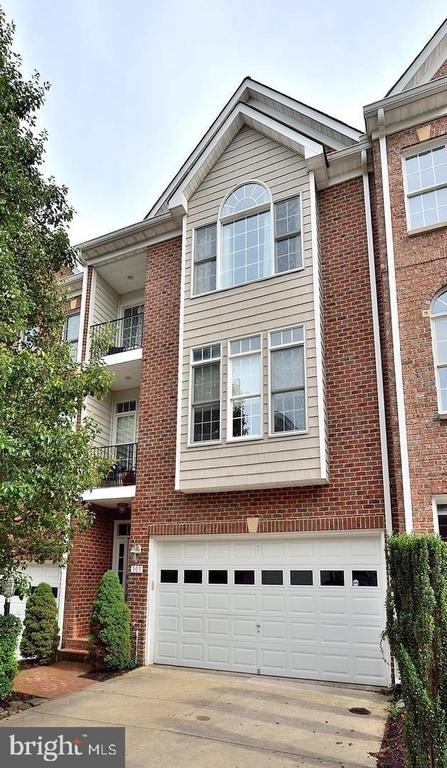 103 Washington Square Court - Photo 0