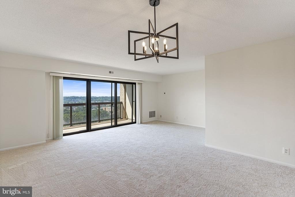 203 Yoakum Parkway - Photo 5