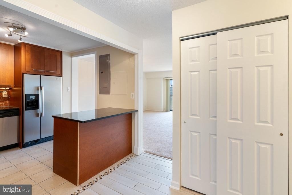 203 Yoakum Parkway - Photo 4