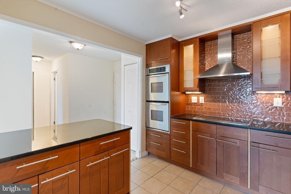 203 Yoakum Parkway - Photo 2
