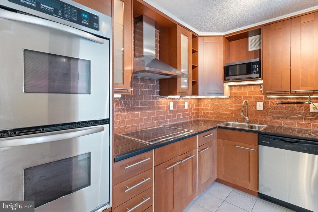 203 Yoakum Parkway - Photo 1