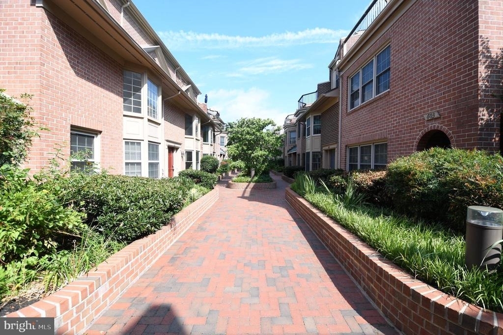 601 N Tazewell Street - Photo 2