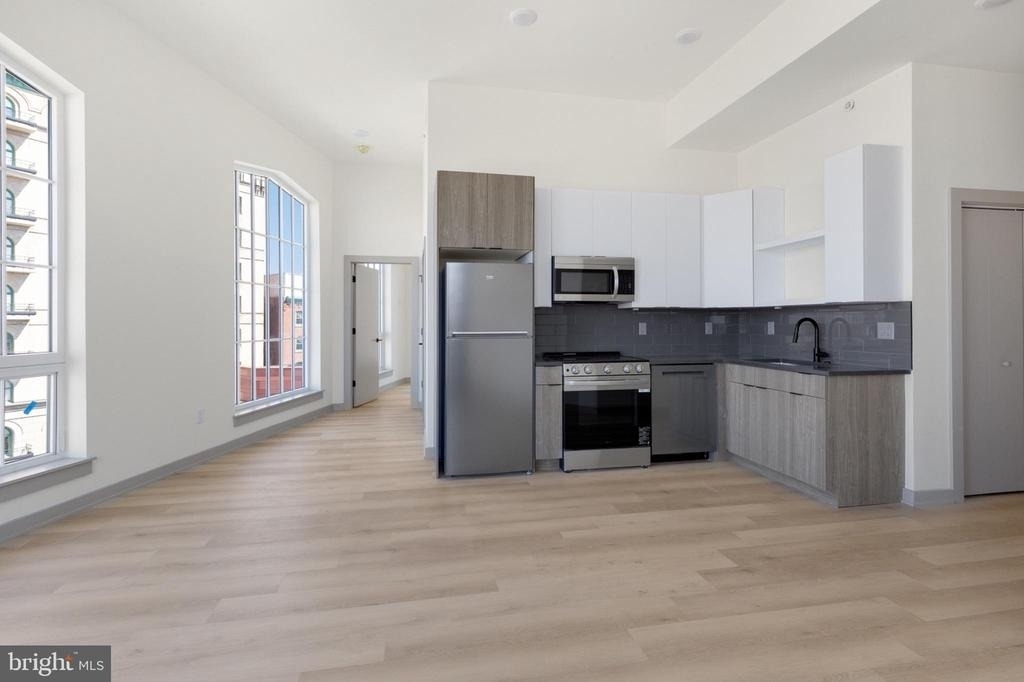 689 N Broad Street - Photo 3