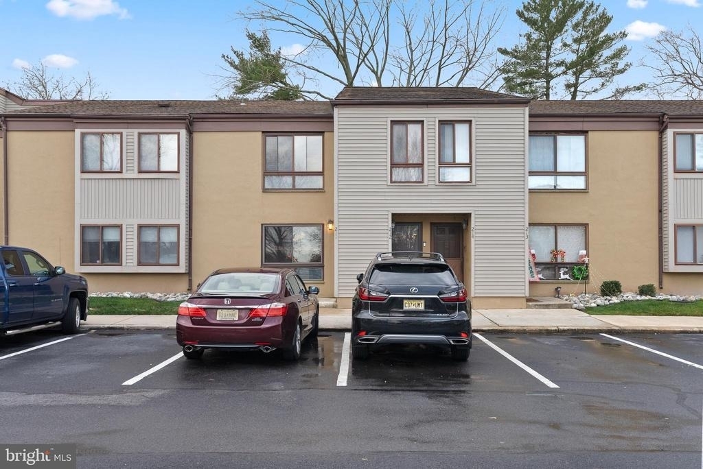 211 James Court - Photo 1