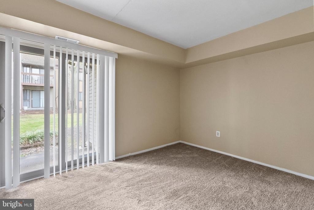 211 James Court - Photo 5