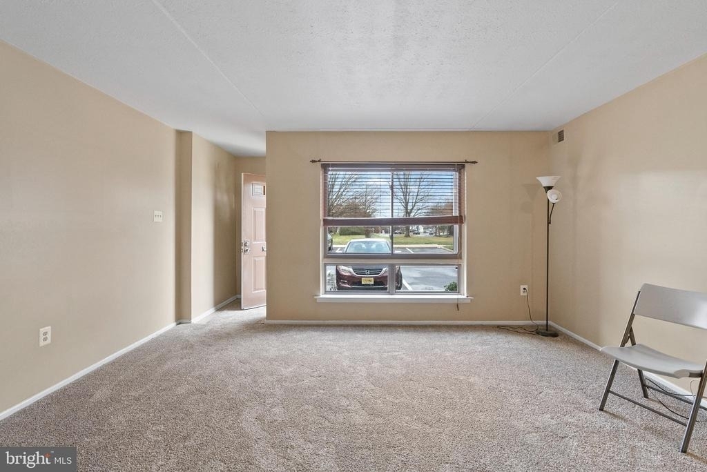 211 James Court - Photo 2