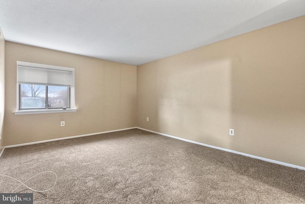211 James Court - Photo 8