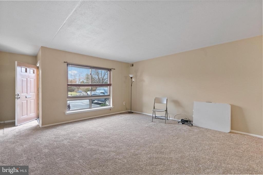 211 James Court - Photo 4