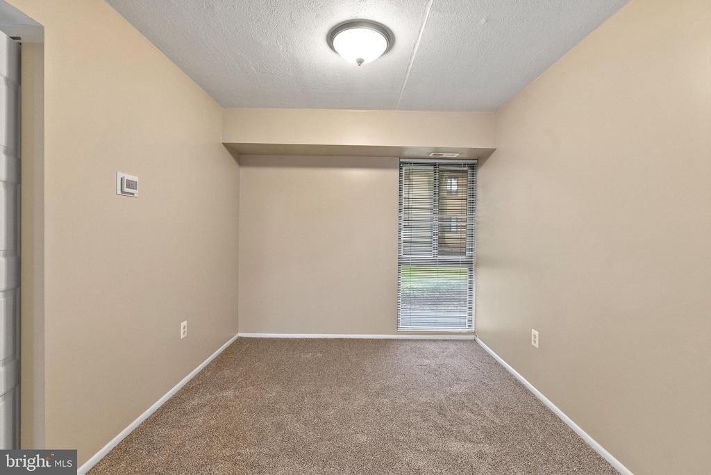 211 James Court - Photo 10