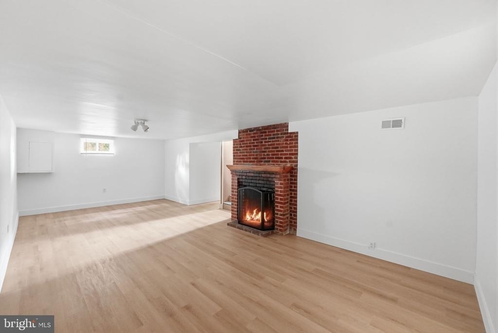 7005 Halleck Street - Photo 18