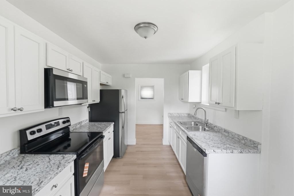 7005 Halleck Street - Photo 8