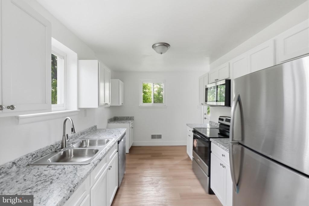 7005 Halleck Street - Photo 9
