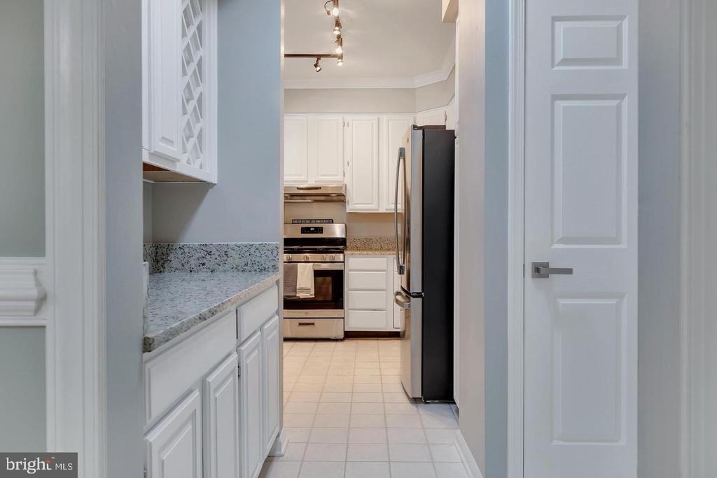 16131 Parklawn Place - Photo 8