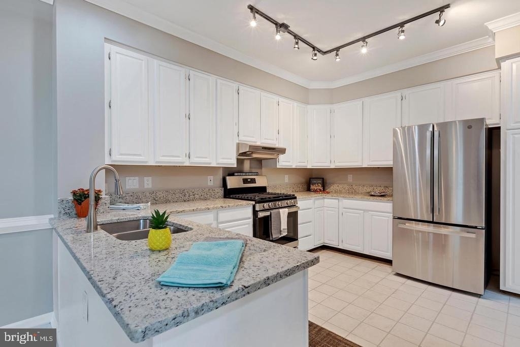 16131 Parklawn Place - Photo 10