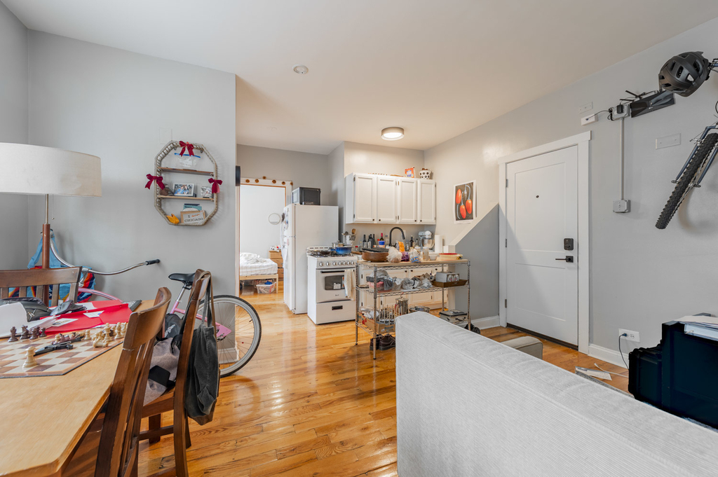 1414 W Pratt Boulevard - Photo 1