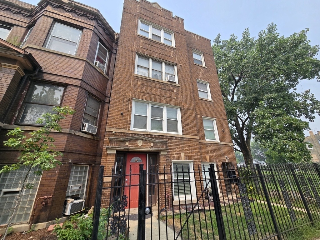 834 N Christiana Avenue - Photo 1