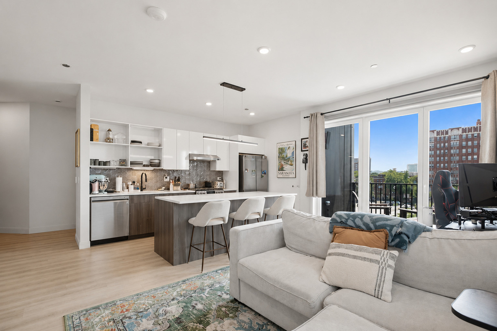 948 W Sunnyside Avenue - Photo 1