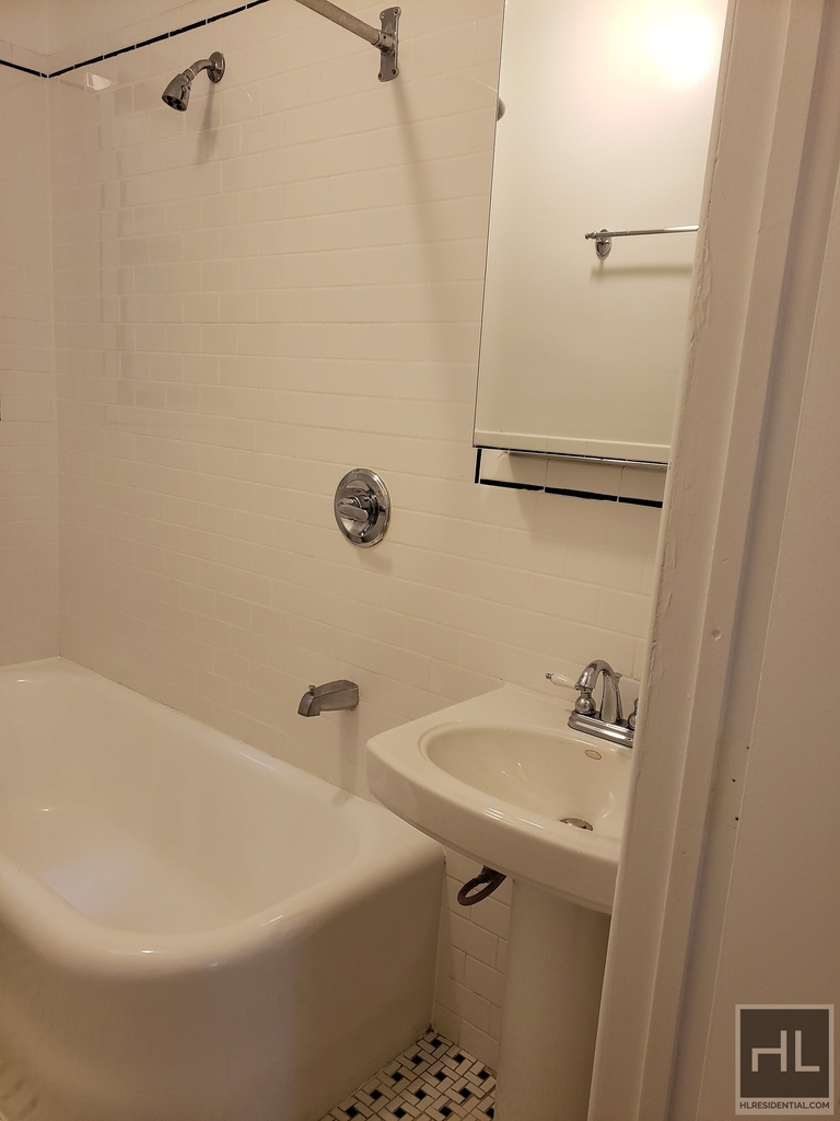West 10th Street - Photo 4