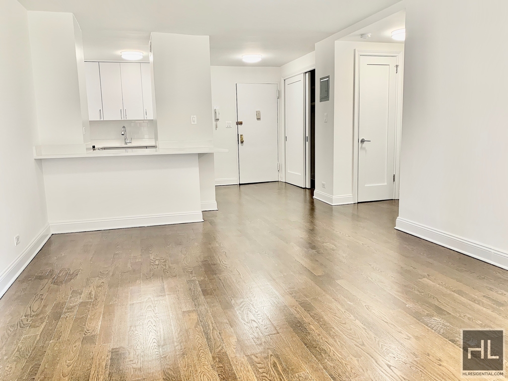 E 16 St - Photo 1