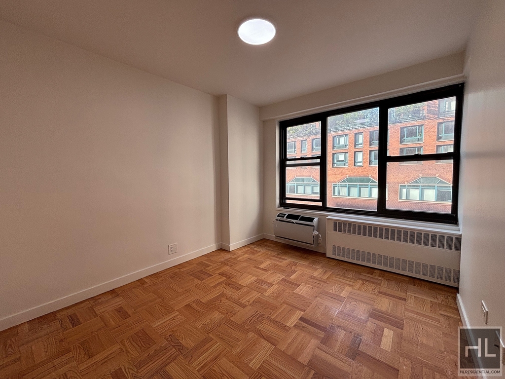Fourth Avenue - Photo 2