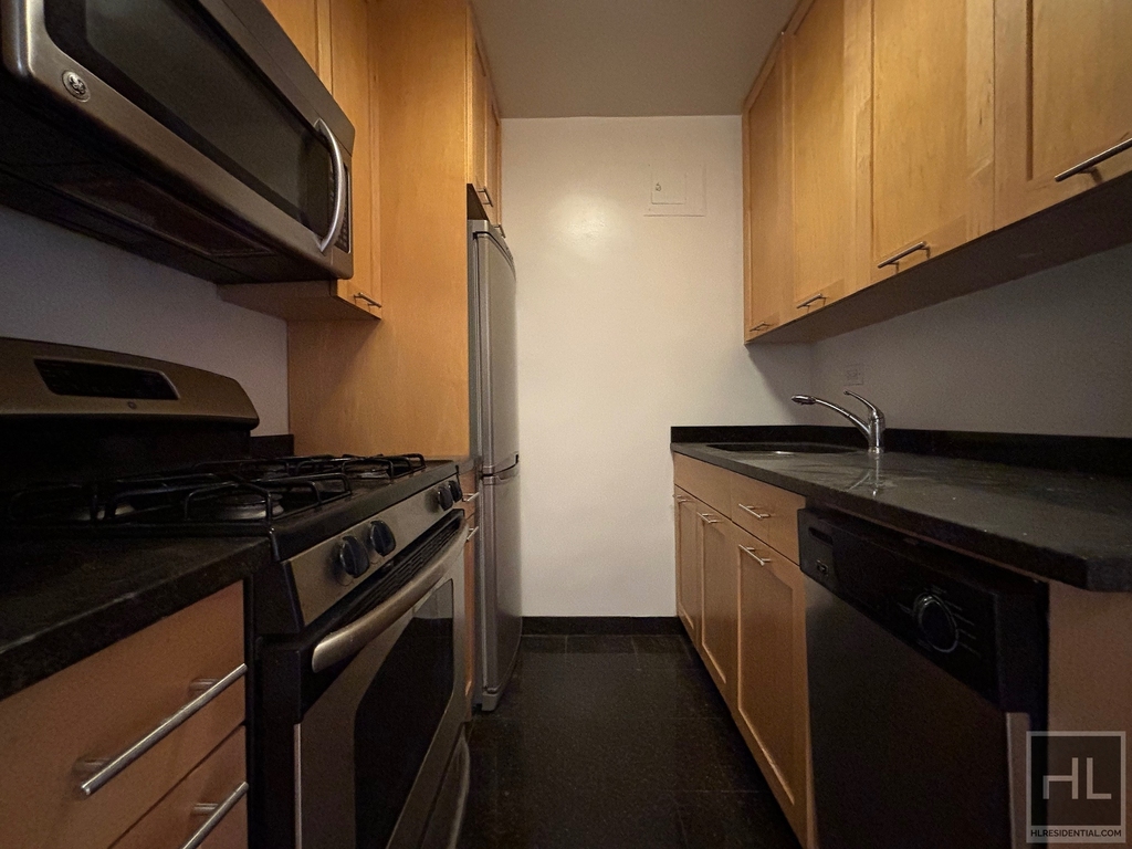 Fourth Avenue - Photo 1