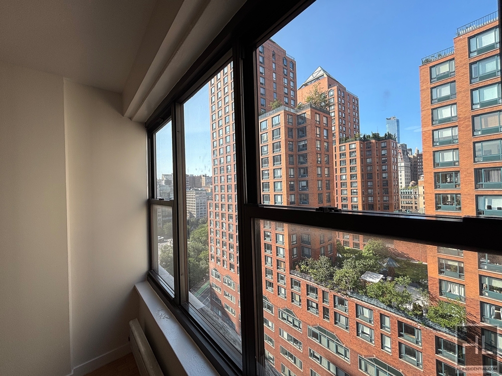 Fourth Avenue - Photo 0