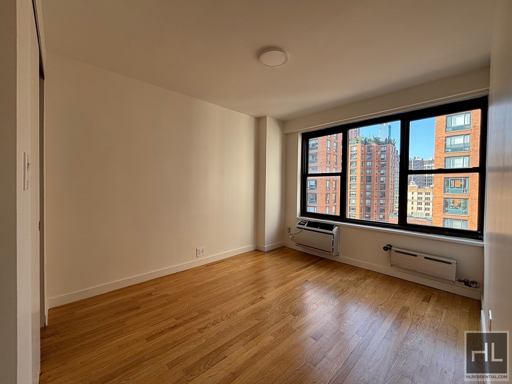 Fourth Avenue - Photo 2