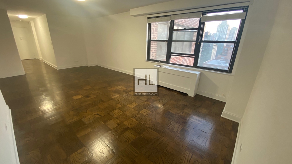 E 82 St - Photo 0