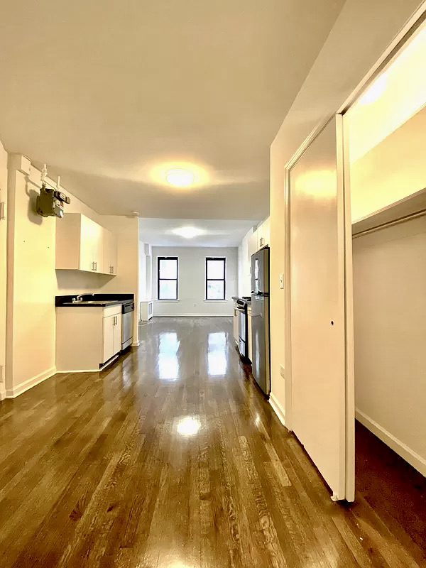 E 89 St - Photo 1
