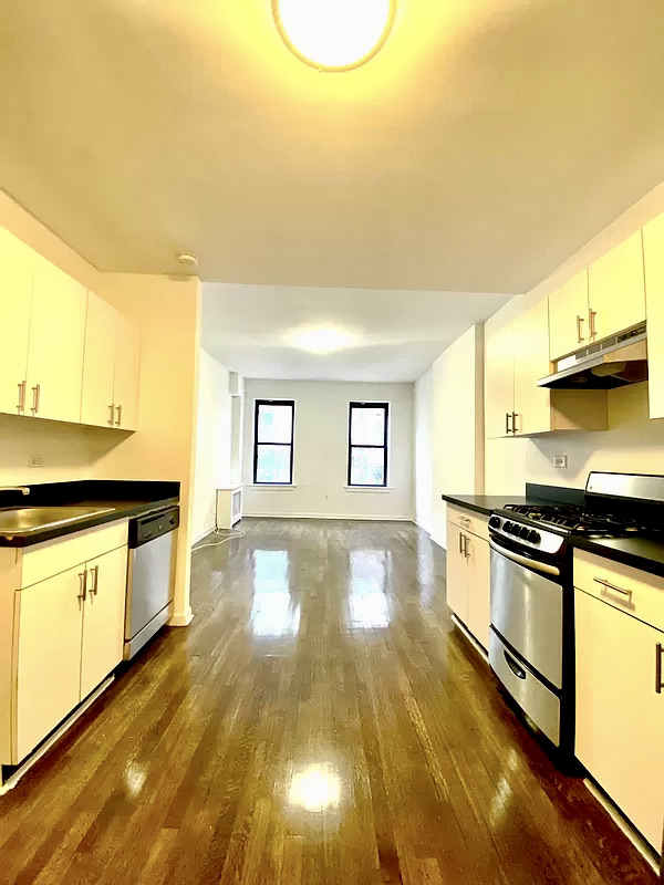E 89 St - Photo 2