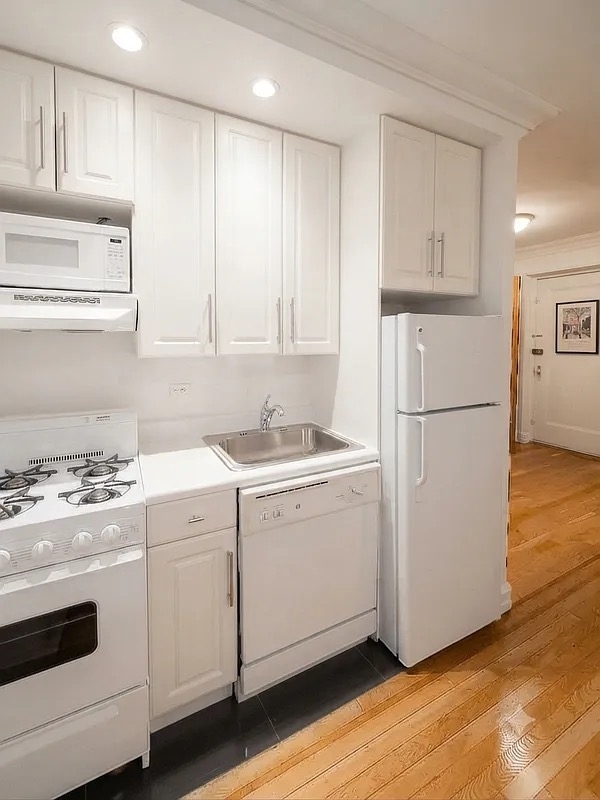 214 East 51st Street - Photo 2
