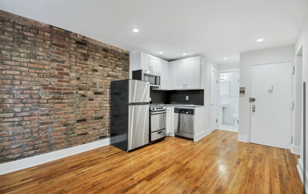 98 Christopher Street - Photo 1
